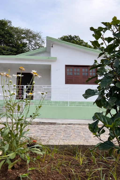 Fachada da casa para alugar em Triunfo PE com vista para o lago